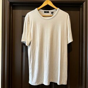 Crewneck short sleeved shirt.